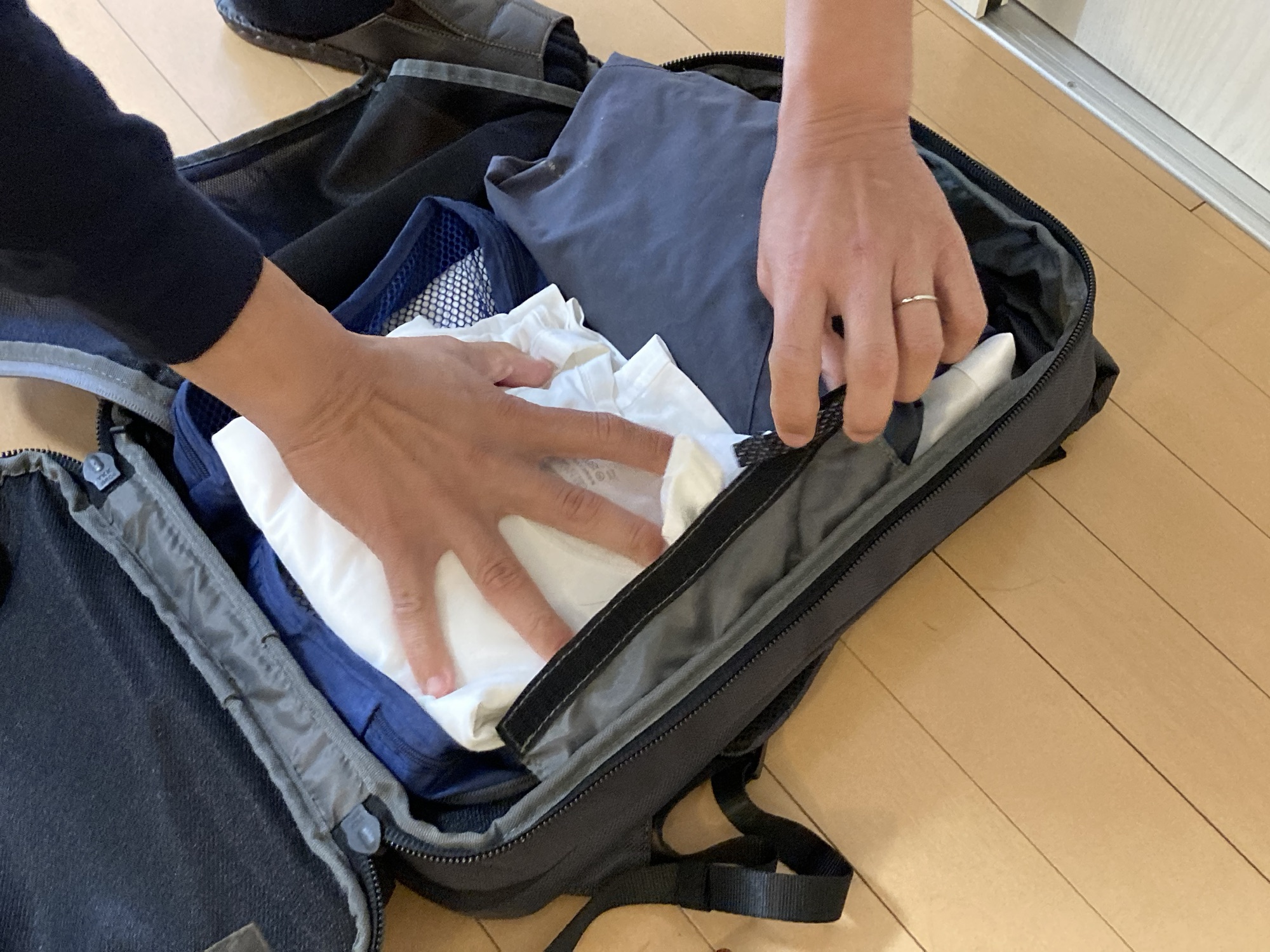 エースデュアルポーズレビュー・荷物を詰めている様子