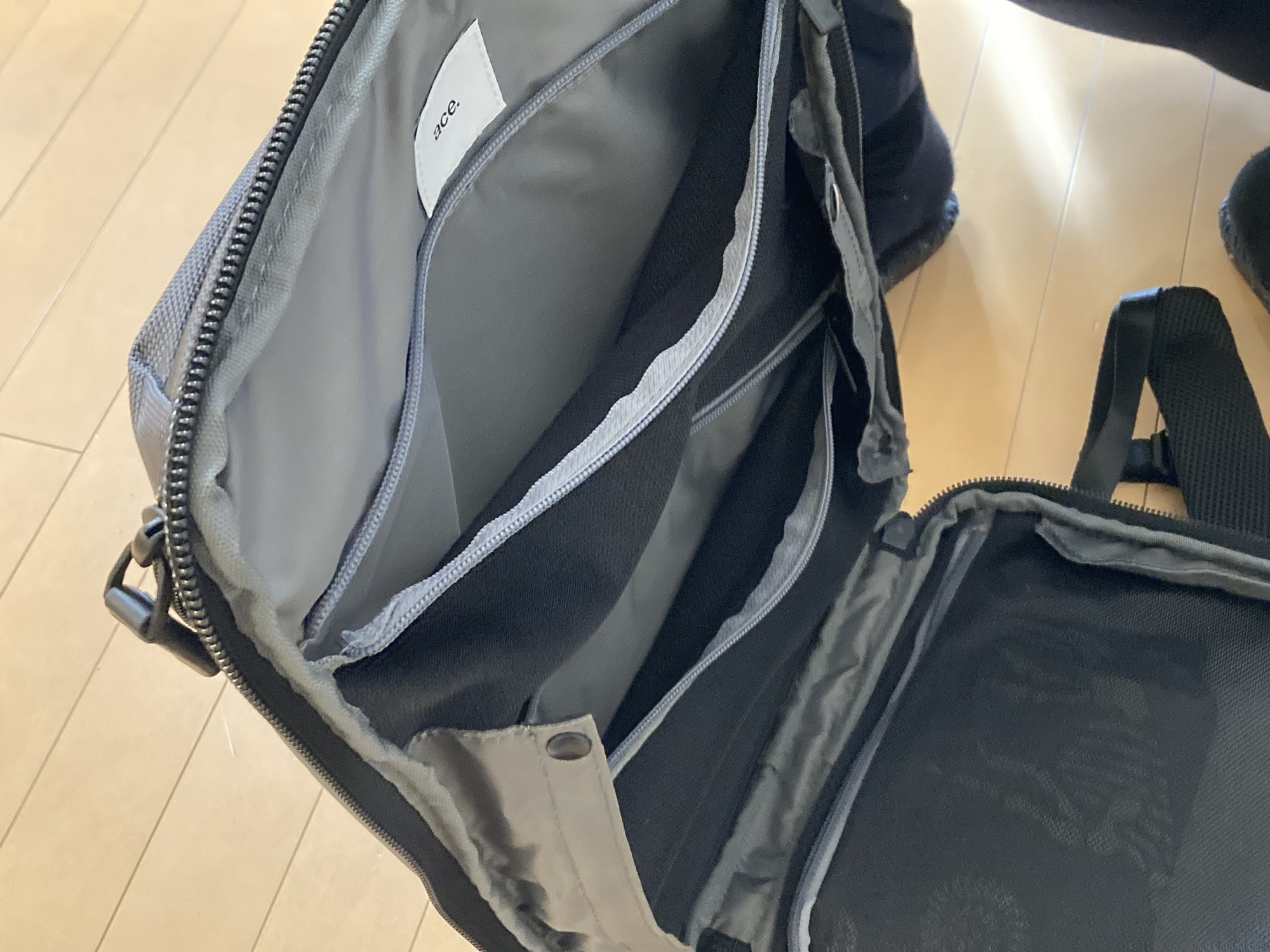 エースデュアルポーズレビュー・内側の収納部