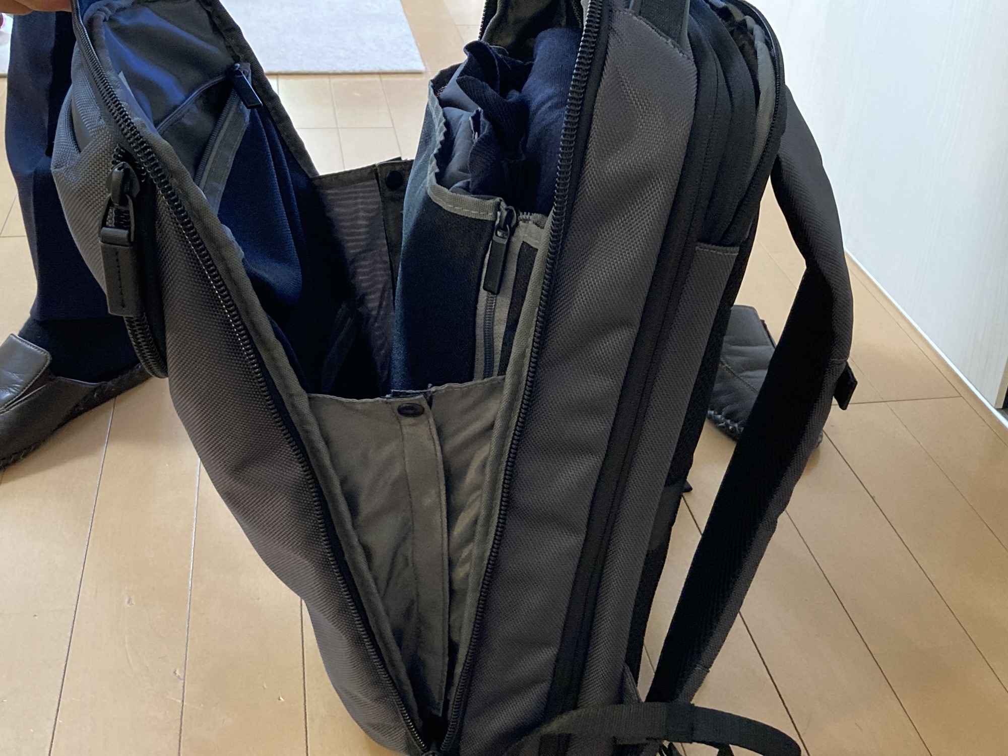 エースデュアルポーズレビュー・スナップを留めると開き具合を調節できる