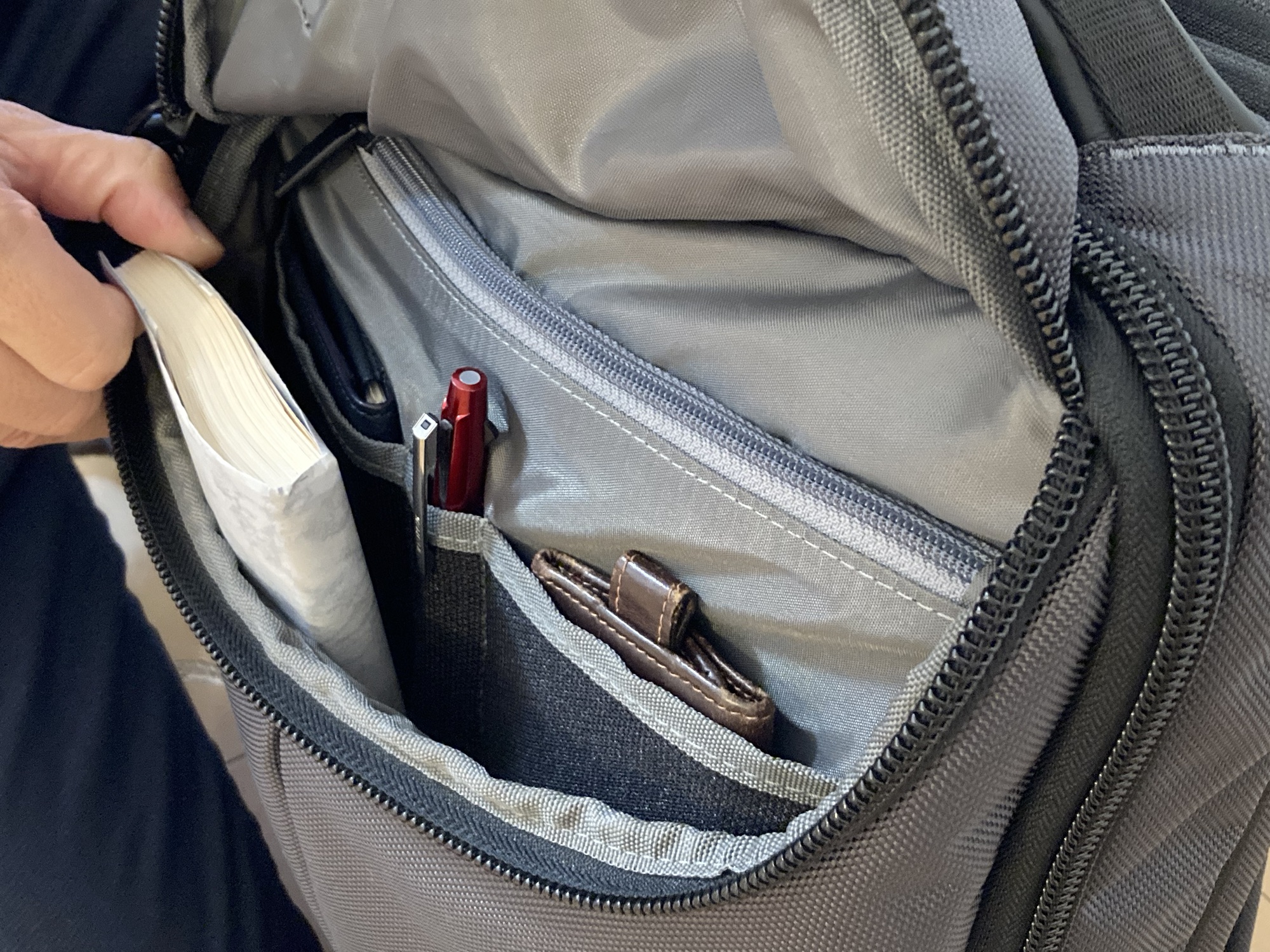 エースデュアルポーズレビュー・前面の収納部