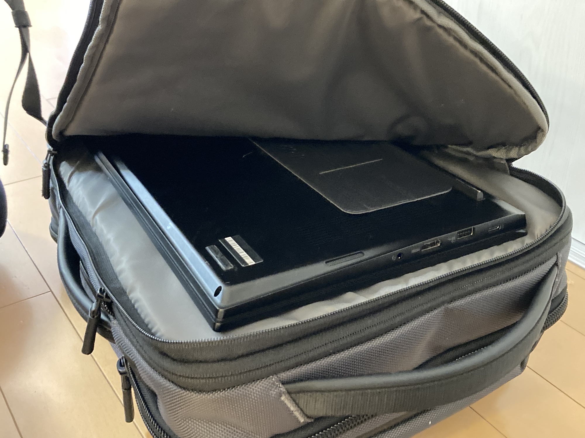 エースデュアルポーズレビュー・背面の収納部