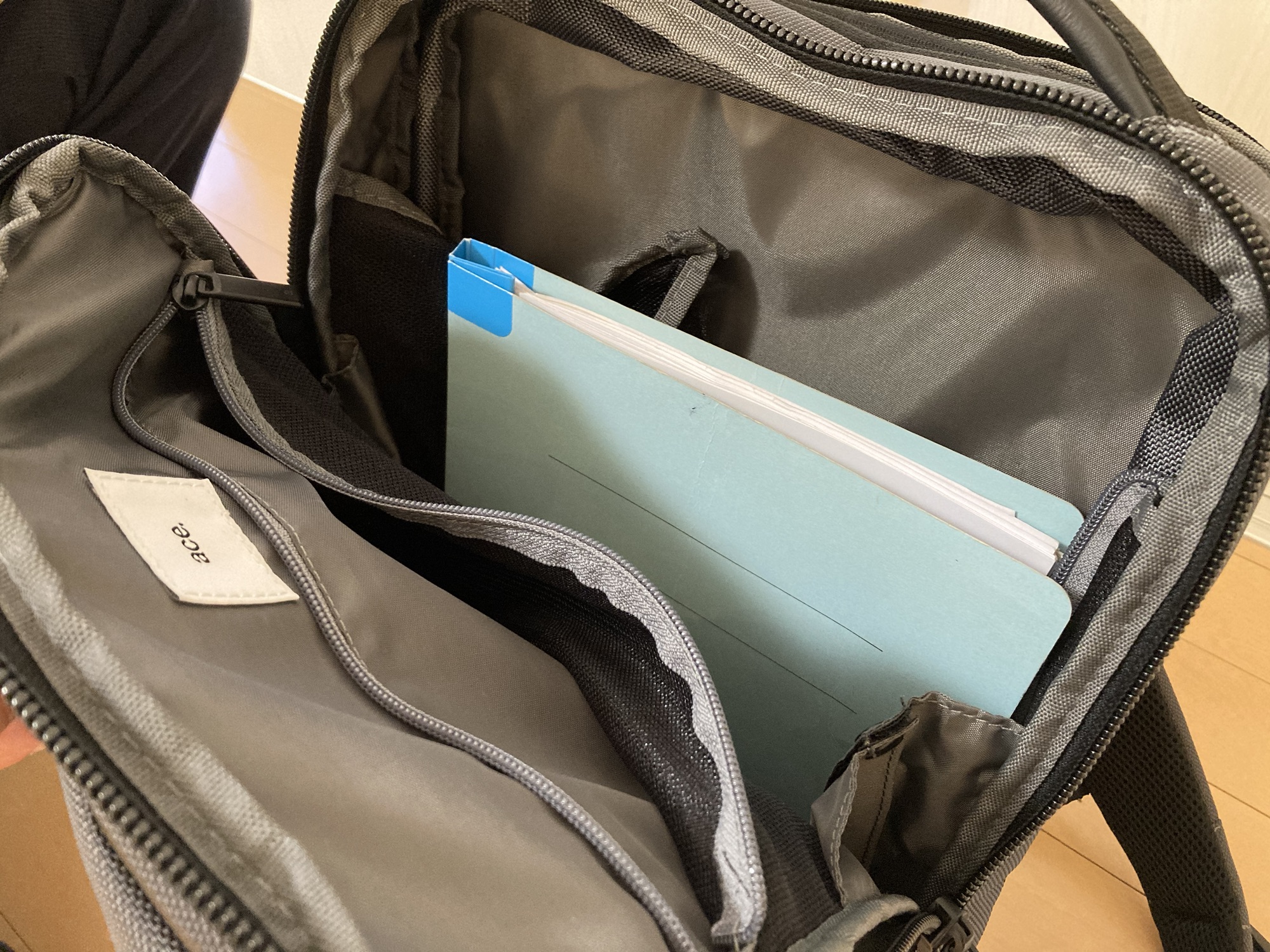 エースデュアルポーズレビュー・A4ファイルも余裕を持って入れられる