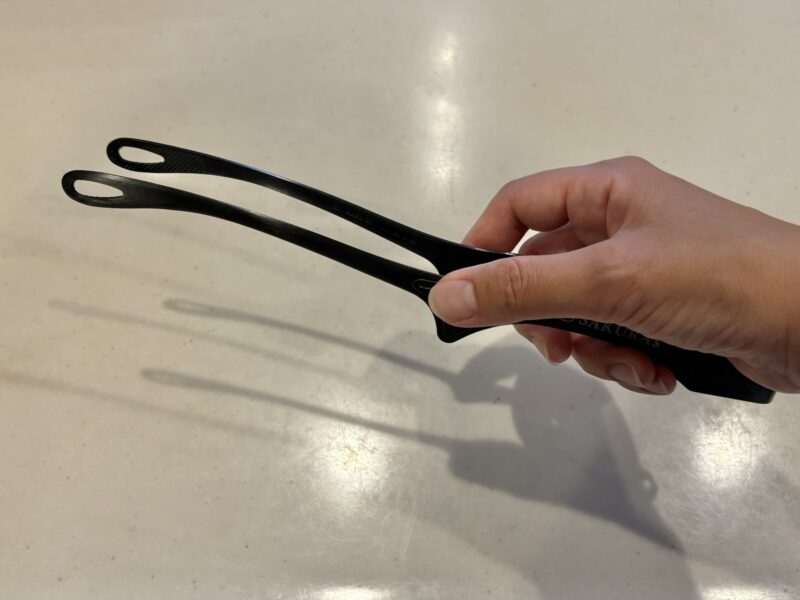 SAKURA's利き手の代わりになるトング・万能トング26cmのサイズ感