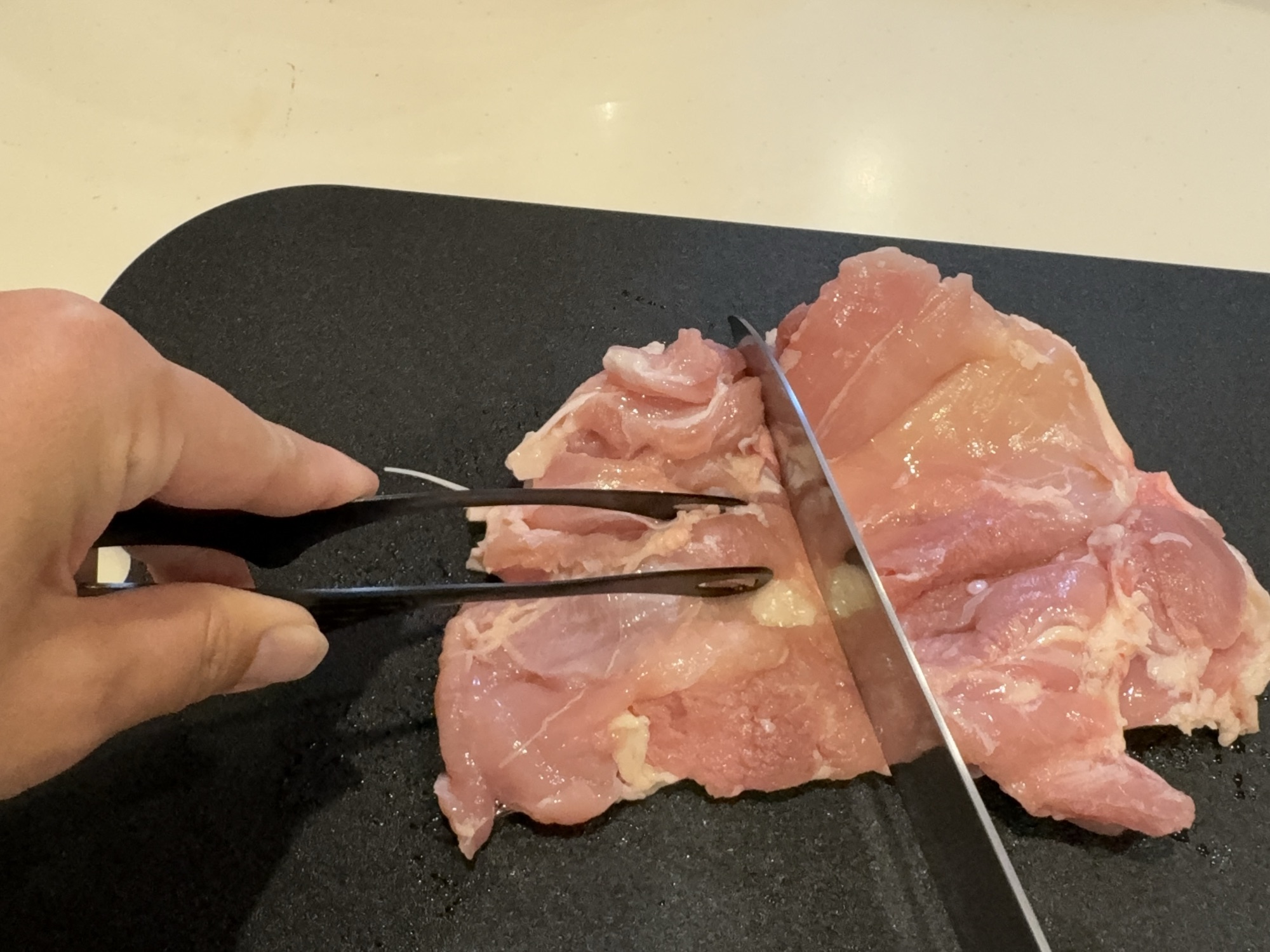 SAKURA's利き手の代わりになるトング・ミニトング19cmで調理している様子