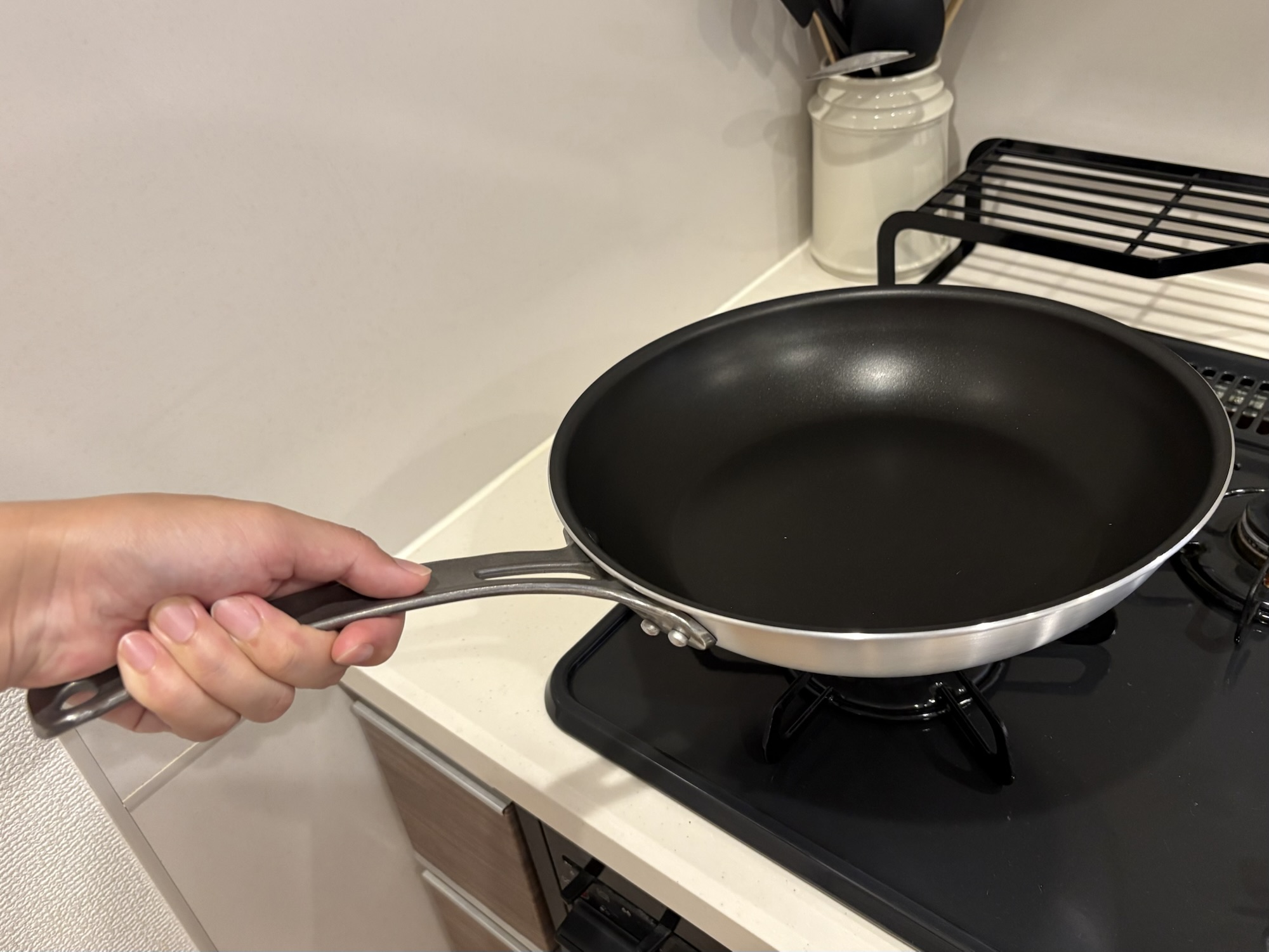 中尾アルミシルクフライパン浅型27cm・手に持った様子