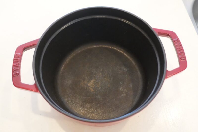 ストウブ鍋の内側の焦げ落とし|ビフォー