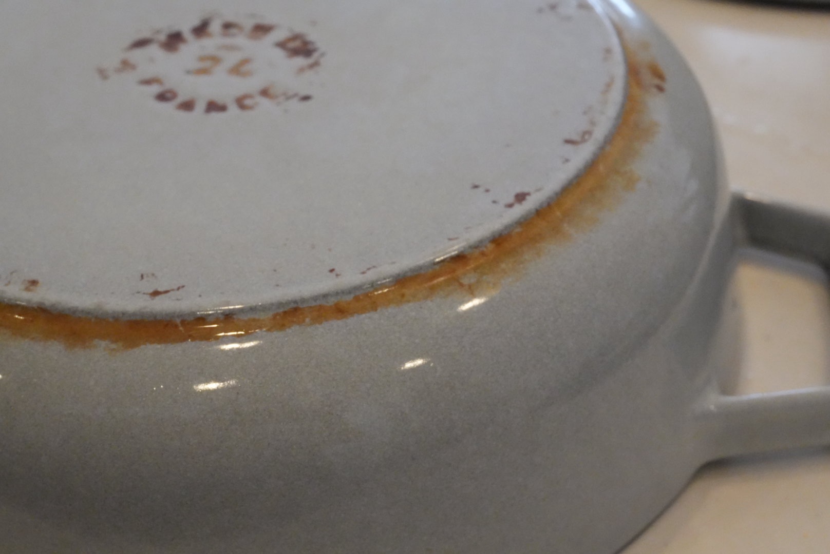 ストウブ外側の汚れ落とし重曹ペーストでこすった後の様子