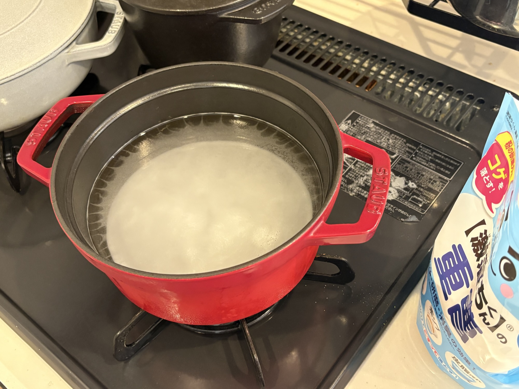 ストウブ鍋の内側の焦げ落とし|重曹と水を入れて煮ている様子