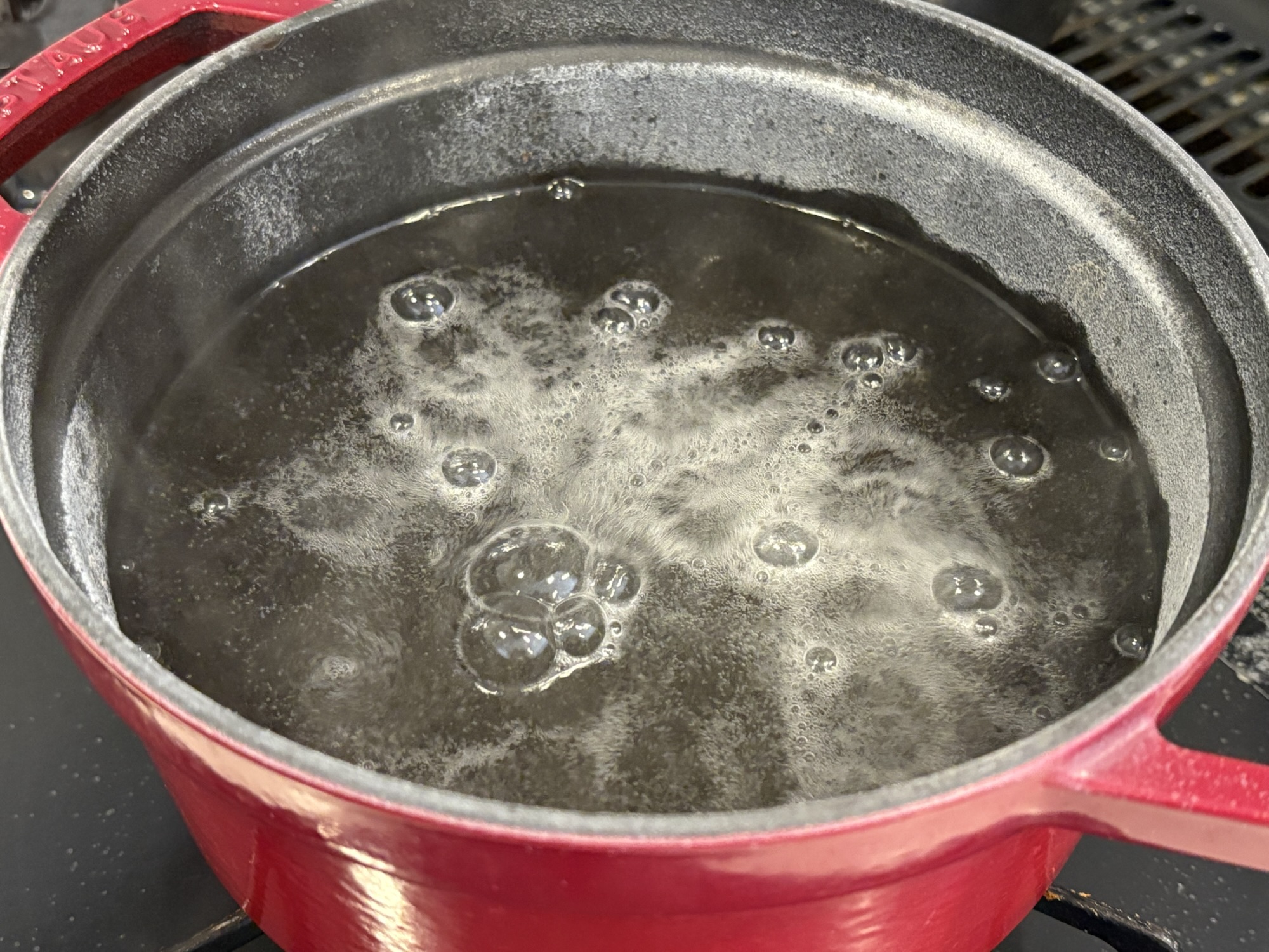 ストウブ鍋の内側の焦げ落とし|重曹と水を入れて煮ている様子