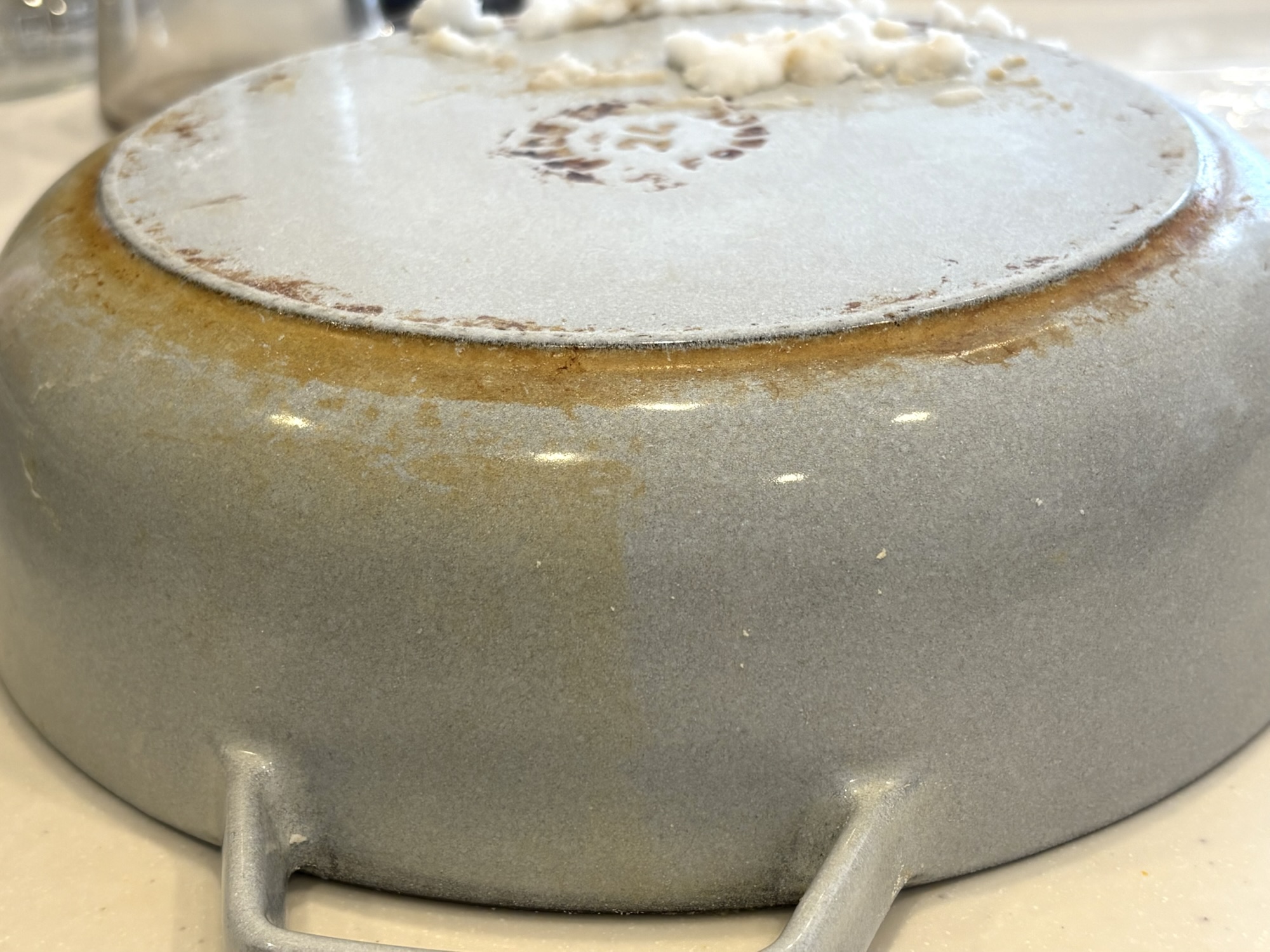 ストウブ外側の汚れ落とし重曹ペーストでこすった前後の違い