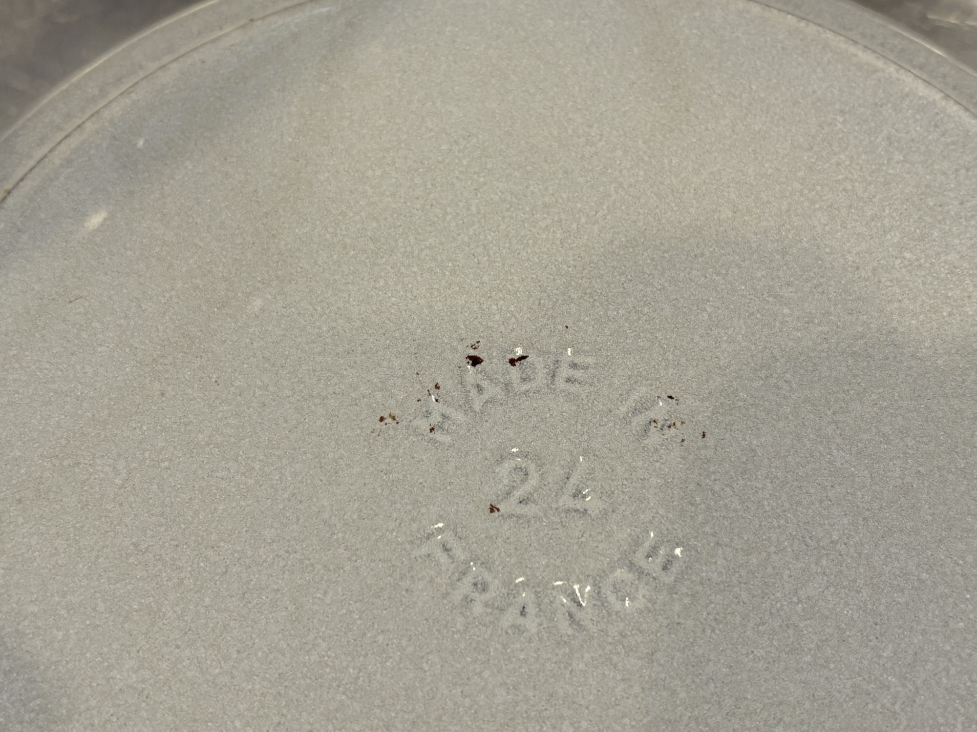 ストウブ外側の汚れ落とし 細かい汚れは爪楊枝で取れる