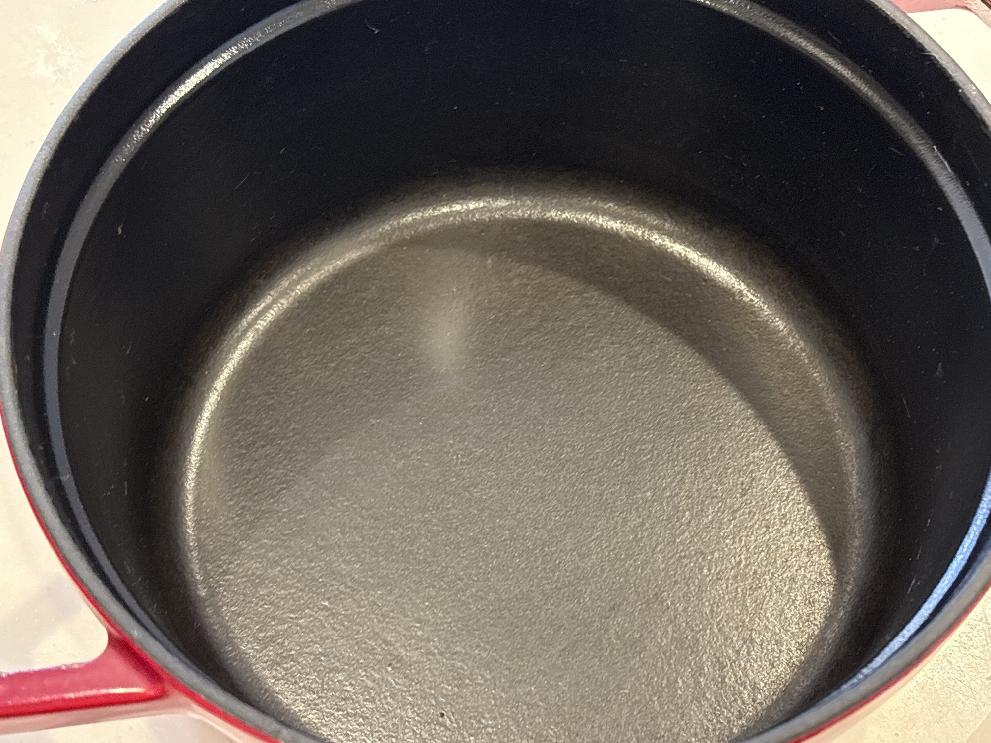 ストウブ鍋の内側の焦げ落とし|重曹ですっきりキレイに