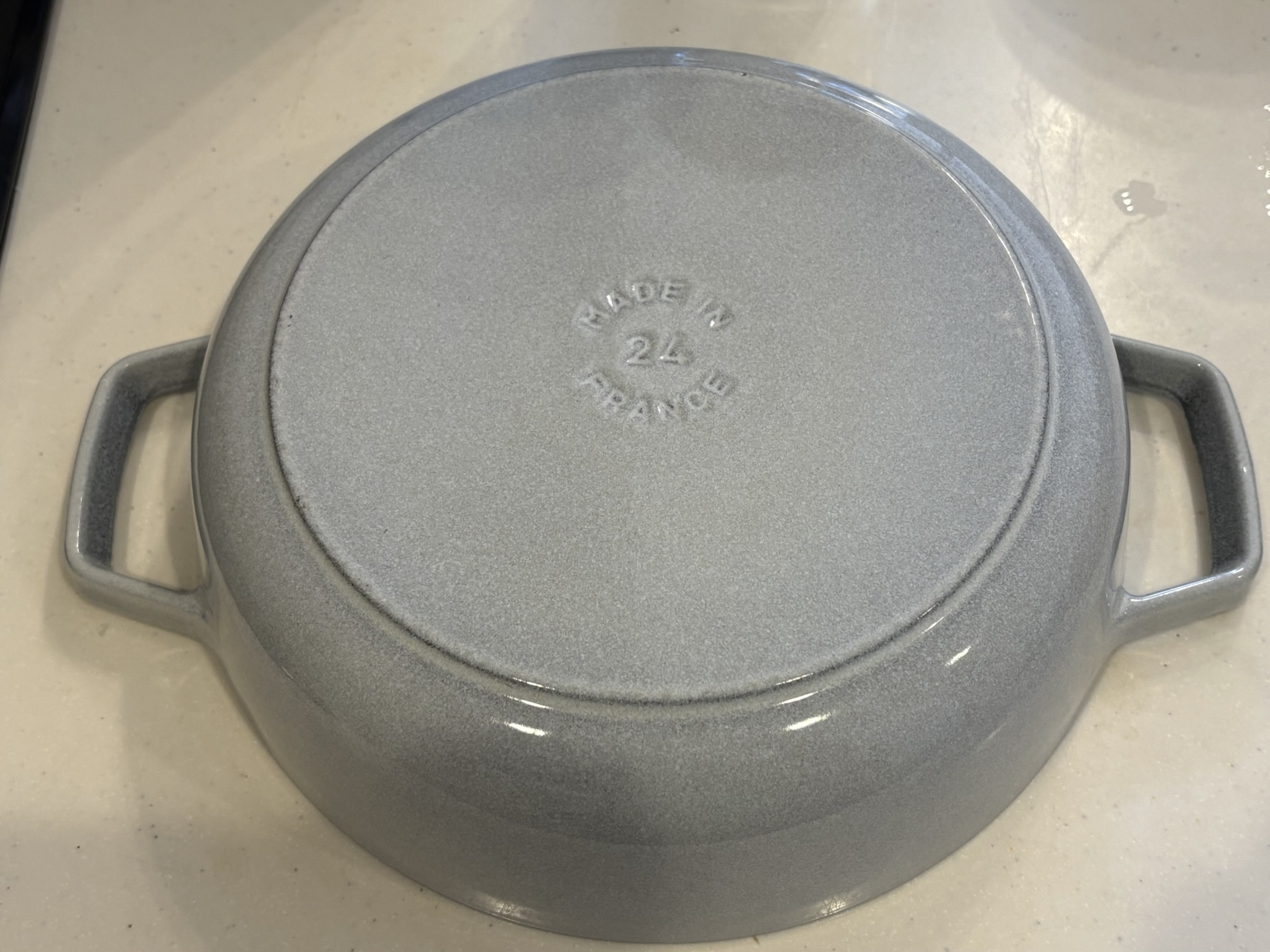 ストウブ外側の汚れ落とし アズマジックコゲ取り洗剤で焦げつき汚れがピカピカに